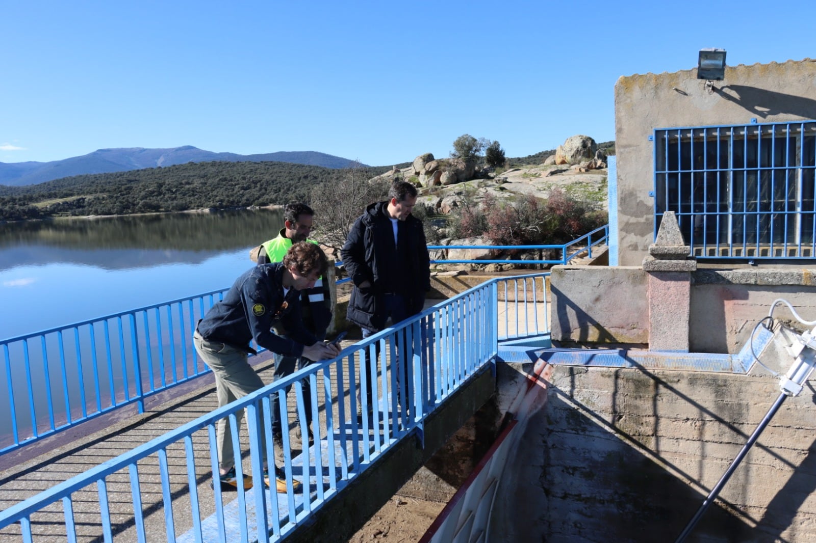 El alcalde de Toledo, Carlos Velázquez, durante su visita este sábado al embalse de &#039;El Torcón&#039;