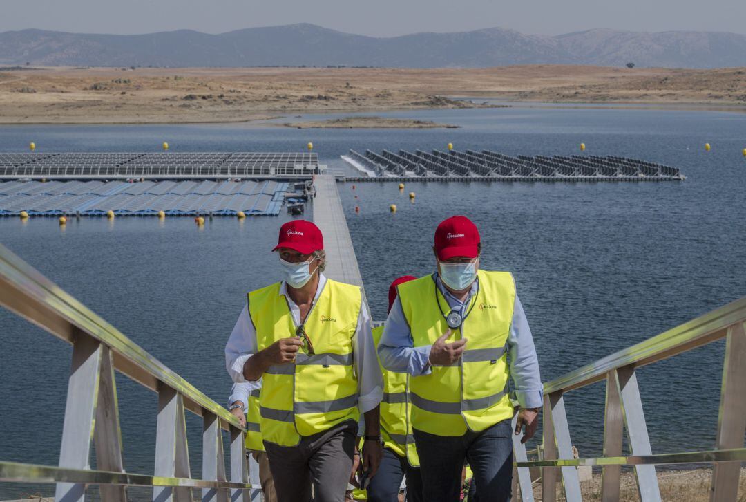 El presidente de Acciona, José Manuel Entrecanales, y el presidente de Extremadura, Guillermo Fernández Vara, inauguran la primera planta fotovoltaica flotante del país