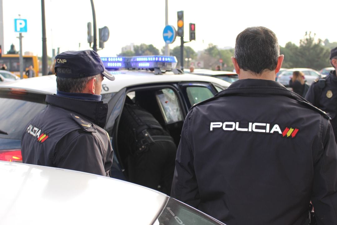 Momento en el que los agentes detienen al hombre acusado de romper el cristal de un autobús en València. 