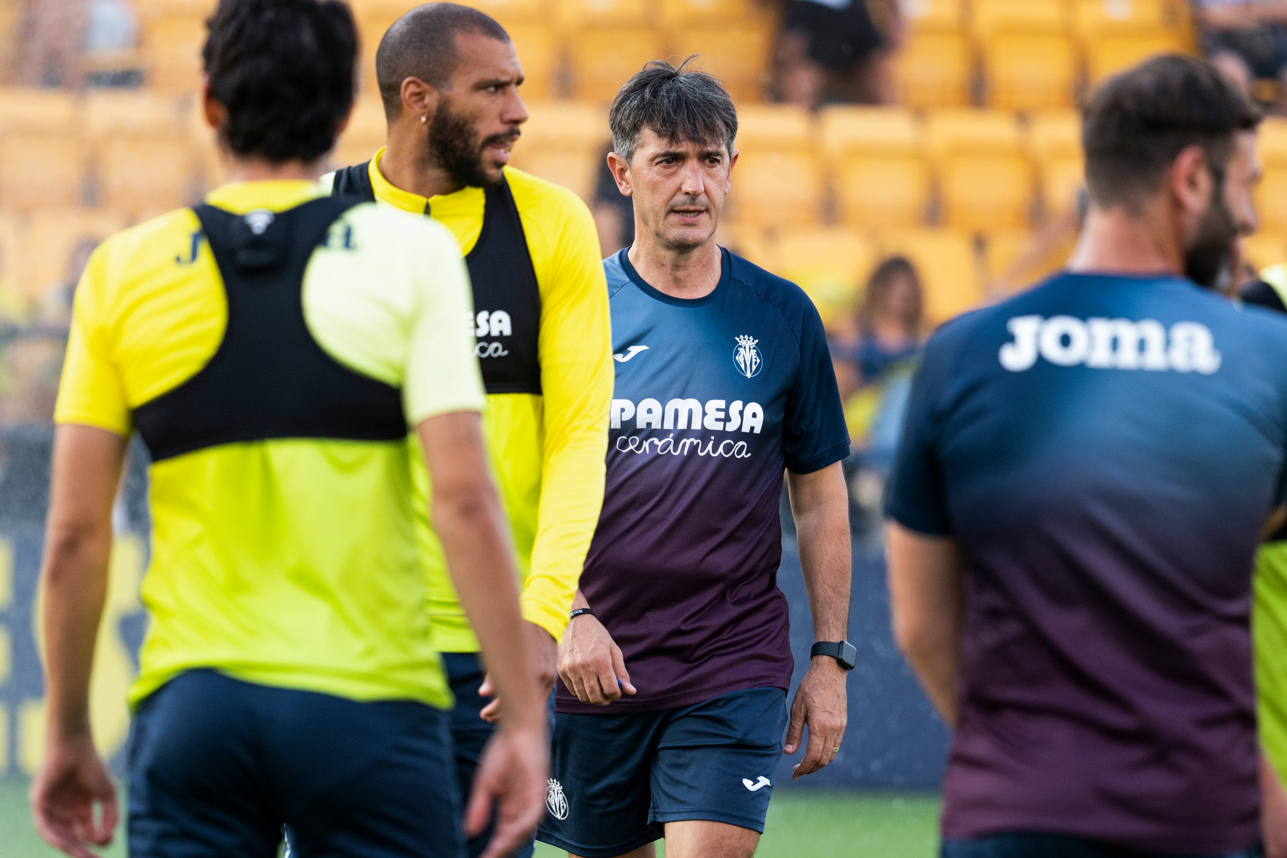 CASTELLÓN (VALENCIA), 11/09/2023.- El nuevo entrenador del Villarreal José Rojo Martín &#039;Pacheta&#039; (c) dirige su primer entrenamiento este lunes, en Castellón (Valencia). &#039;Pacheta&#039;, dijo este lunes en su presentación que es &quot;un gran orgullo&quot; que el club castellonense apueste por él y le dé esta oportunidad tras la salida del equipo la pasada semana de Quique Setién.EFE/ Andreu Esteban
