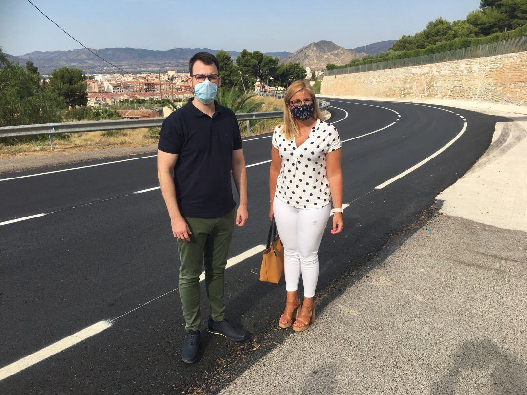 El edil de Urbanismo de Petrer, Fernando Portillo, con la alcaldesa Irene Navarro en la carretera asfaltada