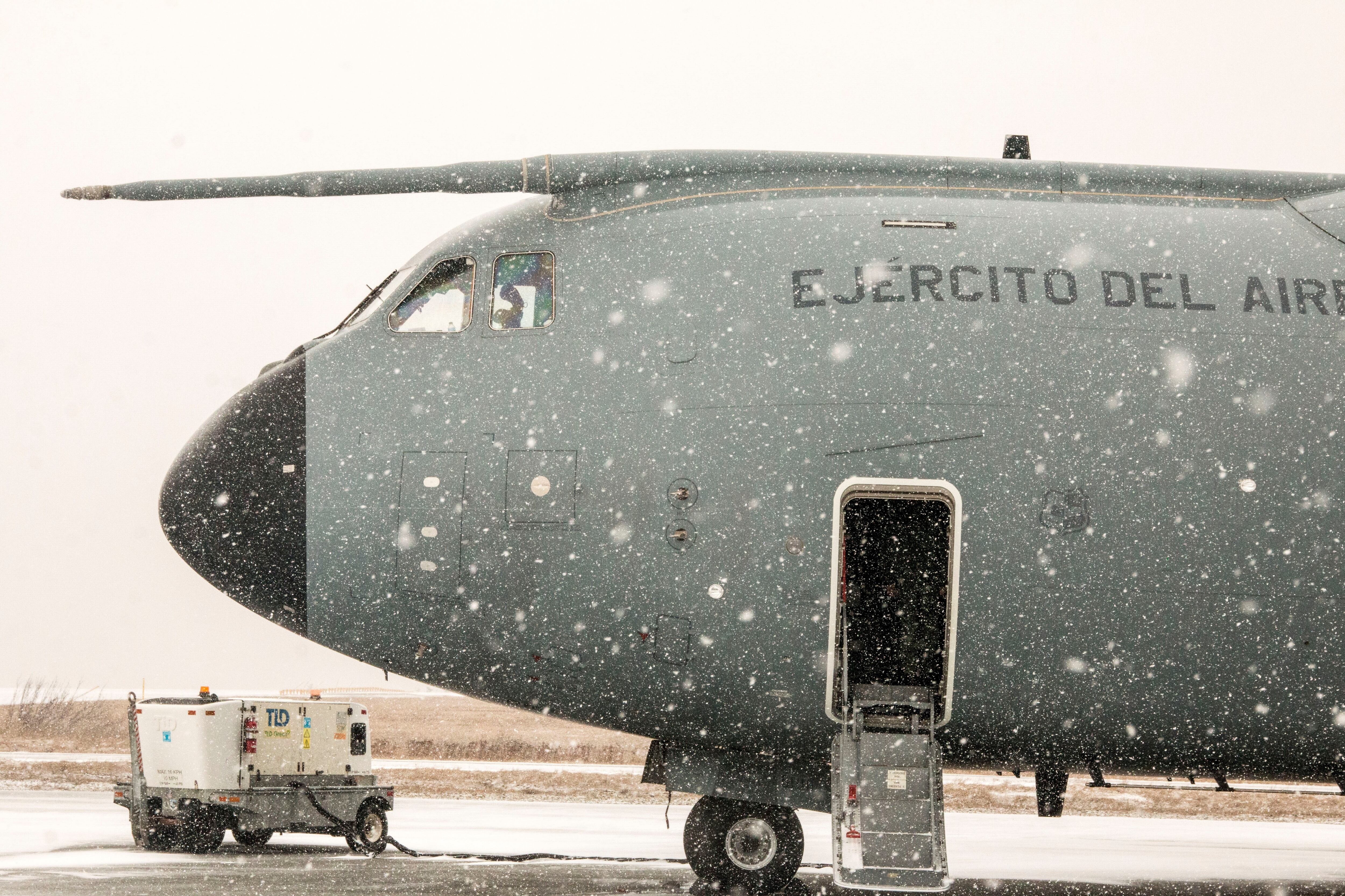 El Airbus A-400 de la Fuerza Aérea española aterriza hoy en el aeropuerto de San Juan de Terranova (Canadá). España envió este domingo a Canadá un Airbus 400 del Ejército del Aire para la repatriación de los tres supervivientes y los cuerpos de los nueve marineros fallecidos en el naufragio del pesquero Villa de Pitanxo, el martes pasado en aguas de la isla canadiense de Terranova. EFE/ Julio César Rivas