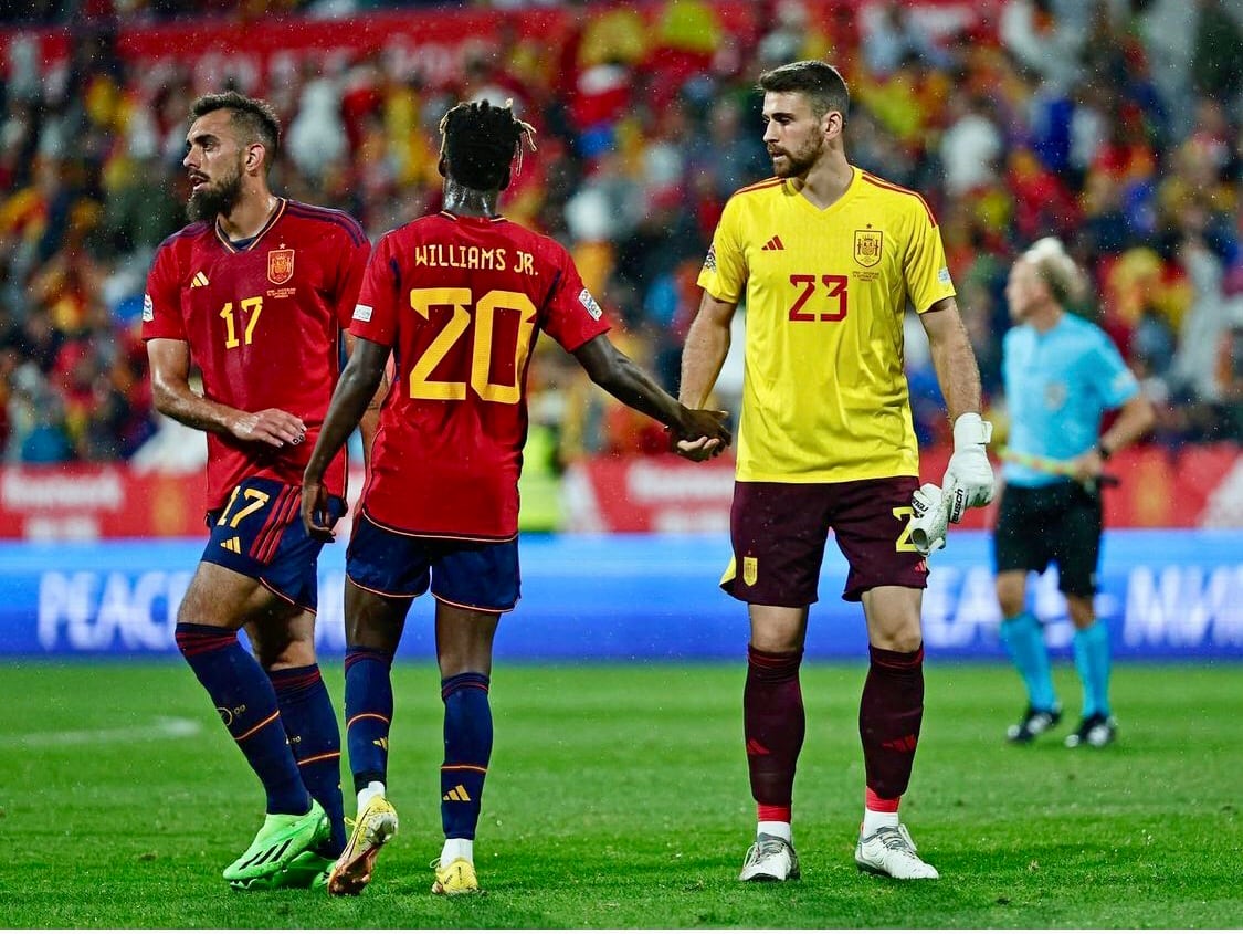 Nico Williams y Unai Simón se saludan tras un partido de la selección