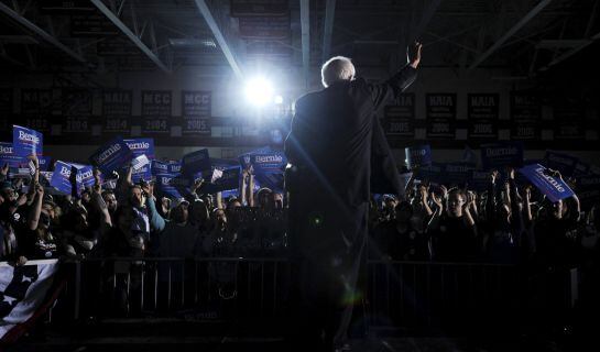 U.S. Democratic presidential candidate Bernie Sanders waves to the crowd after speaking at a campaign rally in Des Moines, Iowa January 31, 2016. REUTERS/Mark Kauzlarich