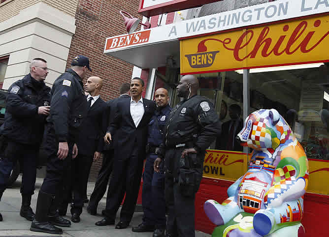 Barack Obama a la puerta de la hamburguesería donde se ha citado con el alcalde de Washington, Adrian Fenty, para almorzar