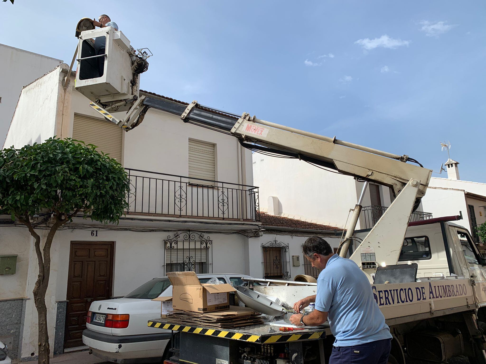 operarios de la brigada de Obras del Ayuntamiento de Ronda trabajando en la sustitución de puntos lumínicos