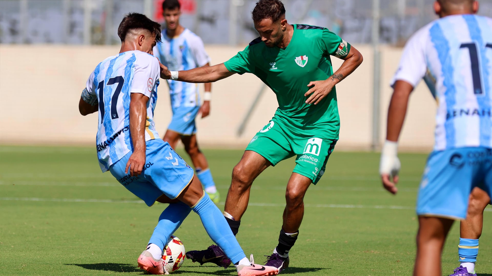 Luismi Gutiérrez con el balón en el Atlético Malagueño vs Antequera CF