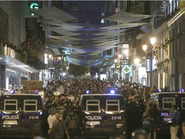Miles de 'indignados' intentan acceder a Sol por la calle Preciados