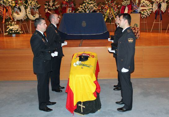 Compañeros del agente fallecido durante su funeral.