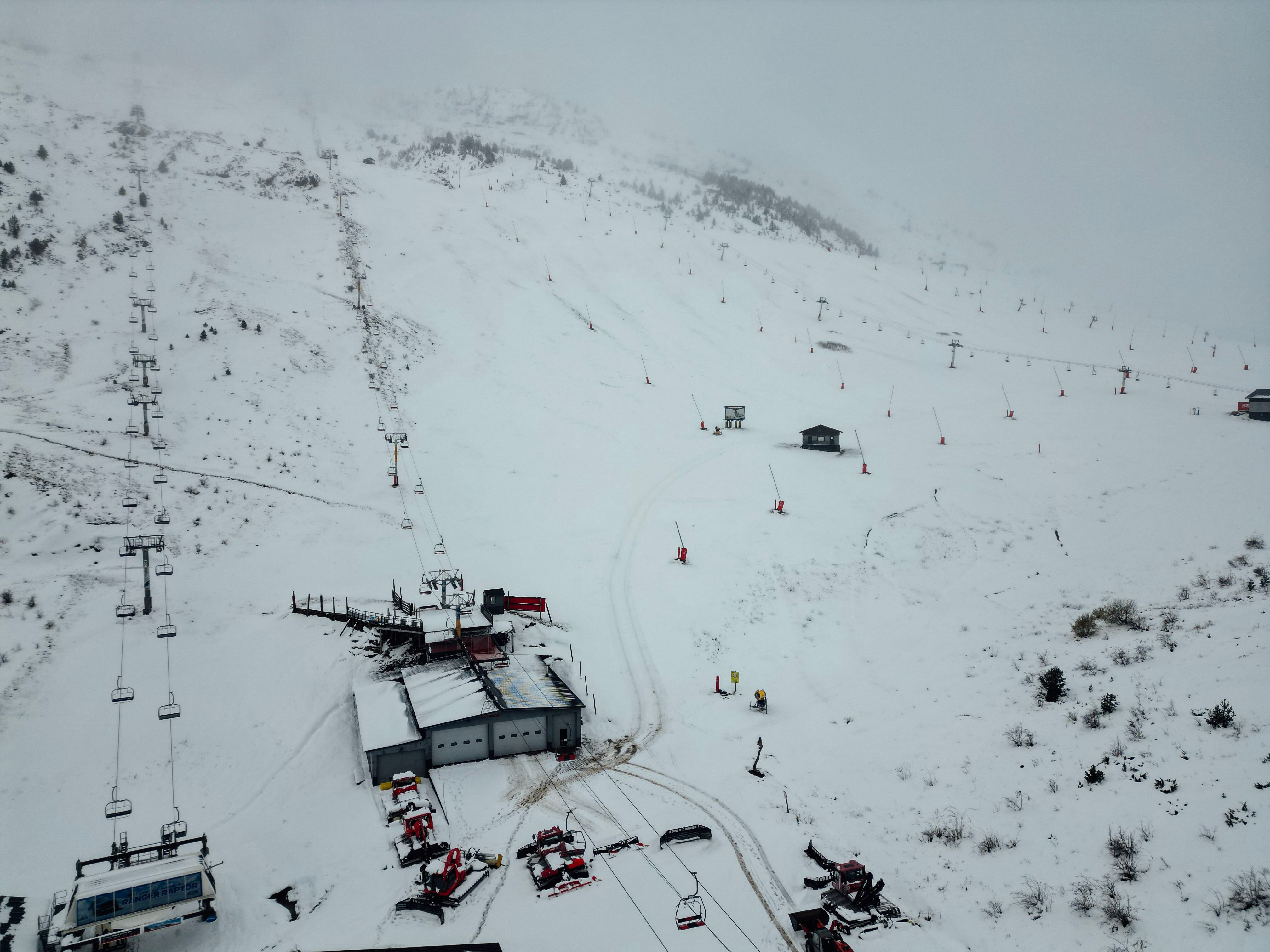 Las máquinas trabajan para preparar la nieve caída desde el lunes y arrancar la temporada este sábado. En la imagen, Candanchú