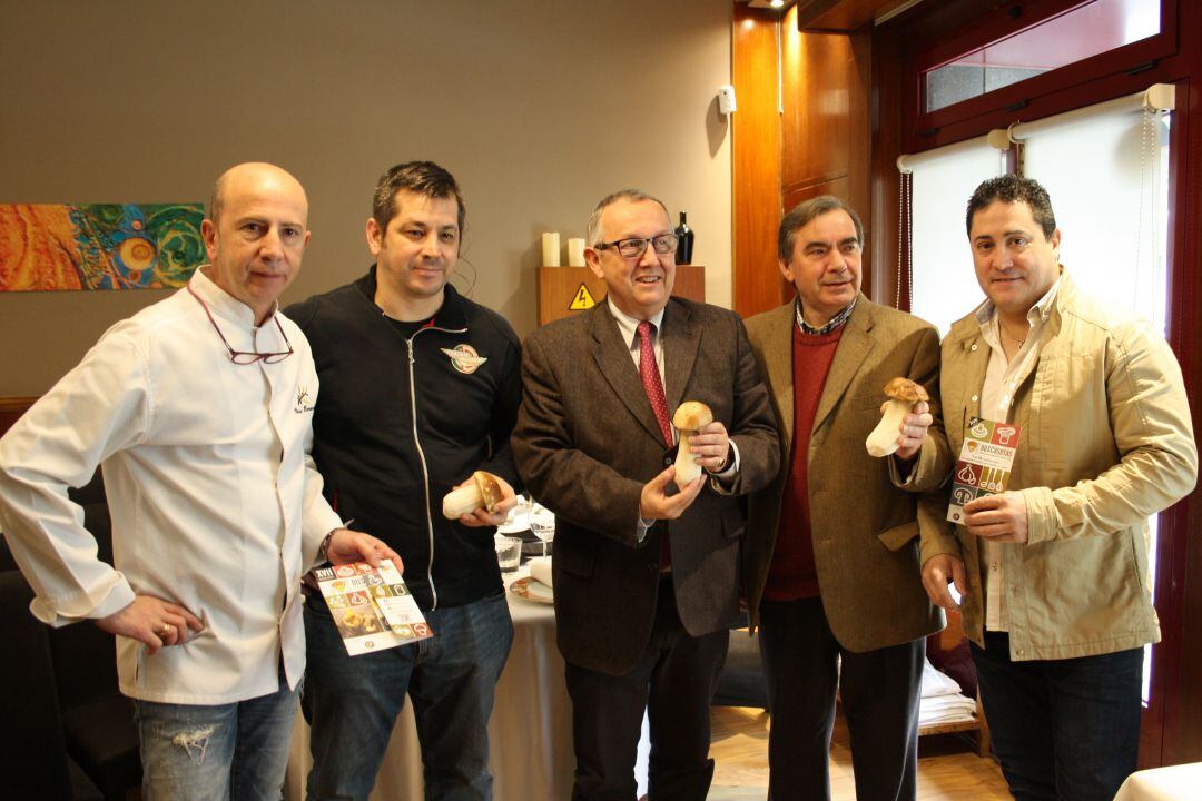 El delegado territorial Javier López Escobar (c) acompañado por varios restauradores durante la presentación de las jornadas