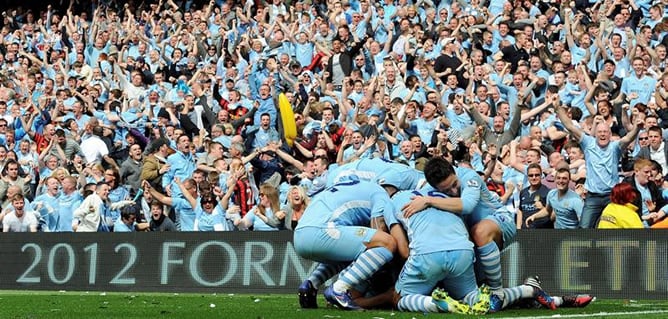 Los jugadores del Manchester City abrazan a Pablo Zabaleta tras marcar un gol al Queens Park Rangers durante el partido de la Premier League entre el Manchester City y el Queens Park Rangers disputado en el estadio Etihad