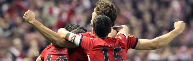 Los jugadores del Athletic Club celebran su primer gol ante el Manchester United, obra del delantero Fernando Llorente, durante el partido correspondiente a la vuelta de octavos de final de la Liga Europa que se disputa en el estadio de San Mamés