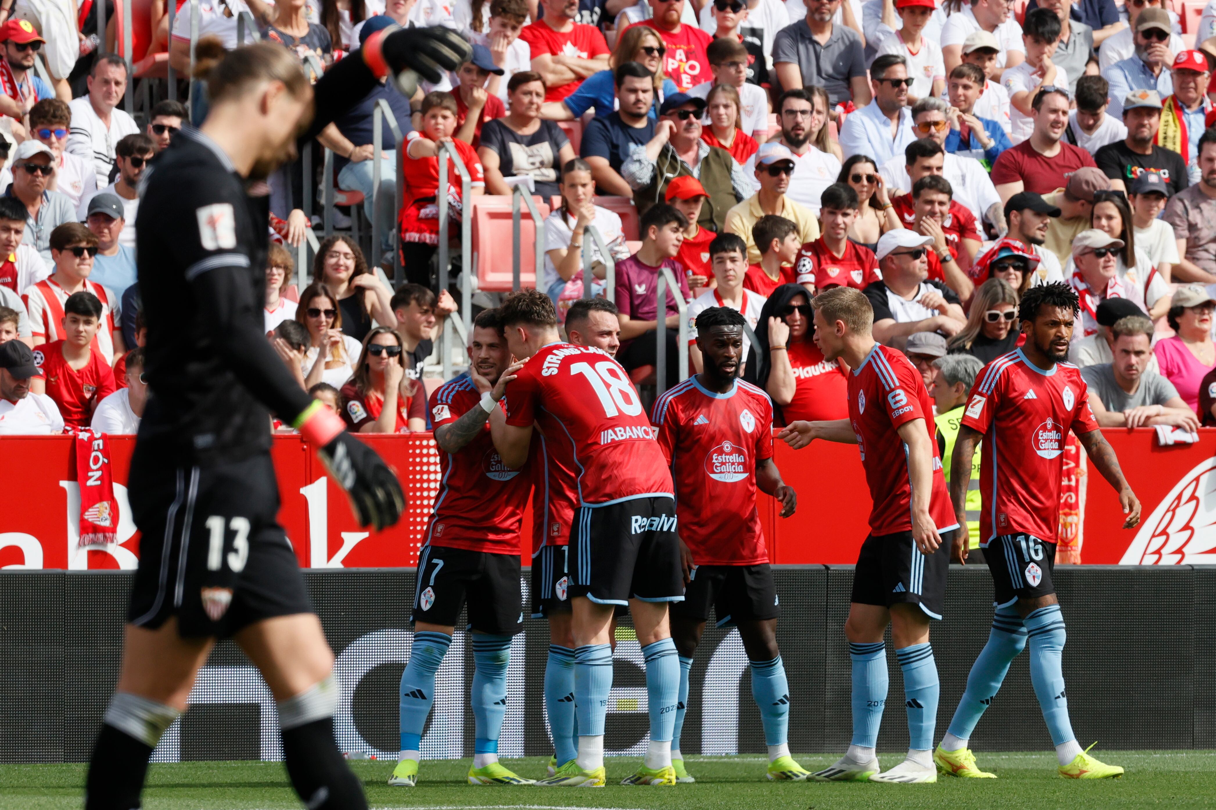 Sevilla, 17/03/2024.- El delantero del Celta de Vigo Carles Pérez (i), celebra su gol contra el Sevilla, durante el partido de la jornada 29 de LaLiga EA Sports este domingo en el estadio Sánchez Pizjuán de Sevilla. EFE/José Manuel Vidal
