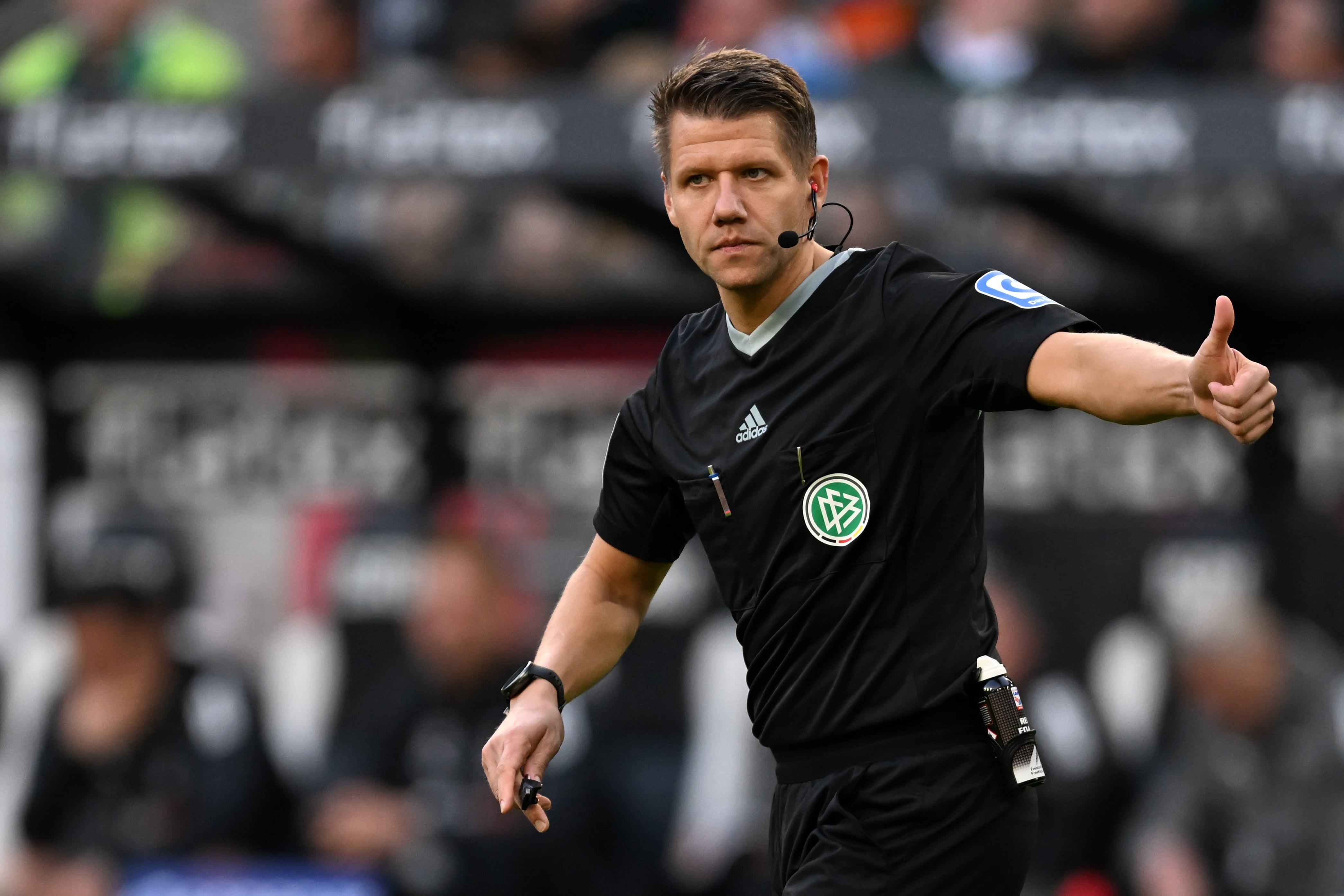 El árbitro Patrick Ittrich durante un partido de la Bundesliga. Getty Images