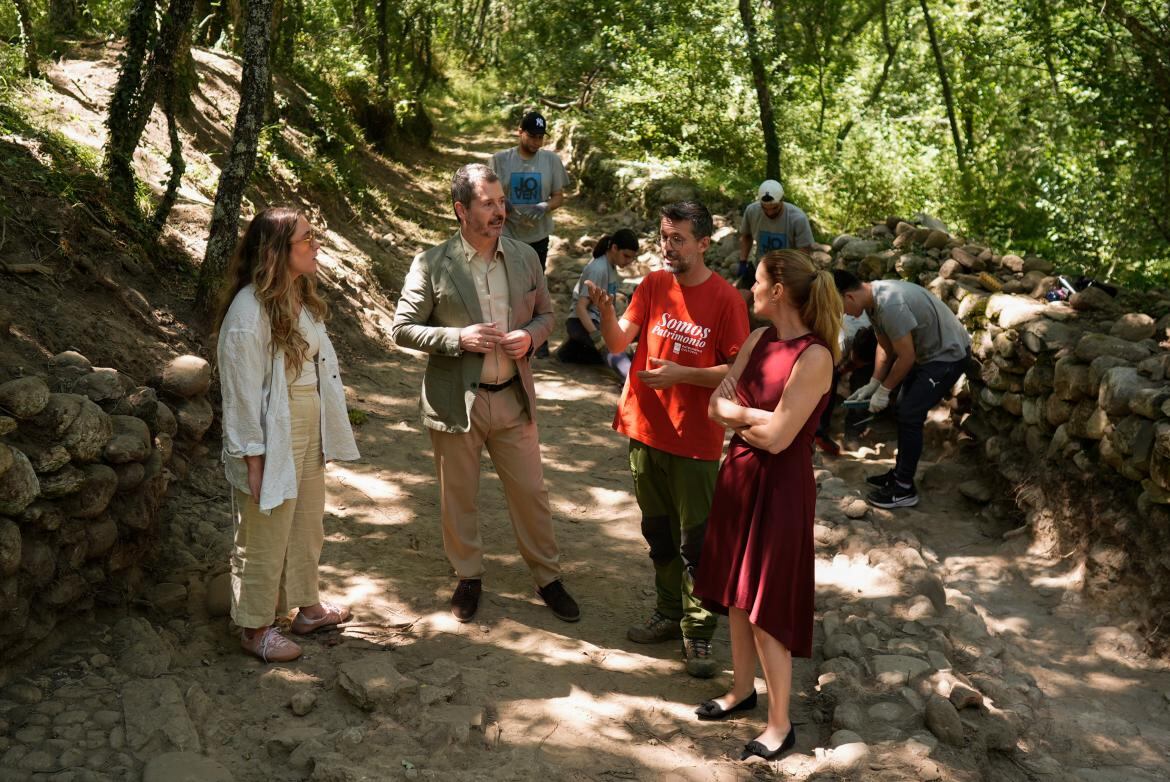 Los consejeros de Familia, Juventud y Asuntos Sociales y de Cultura en el campamento de arqueología del Albergue Los Batanes