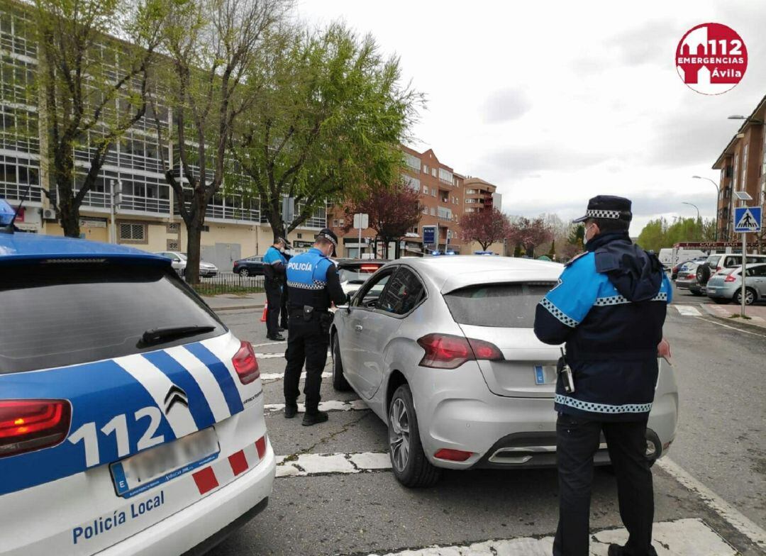 Agentes de la Policía Local realizando un control en la zona sur de Ávila durante el estado de alarma