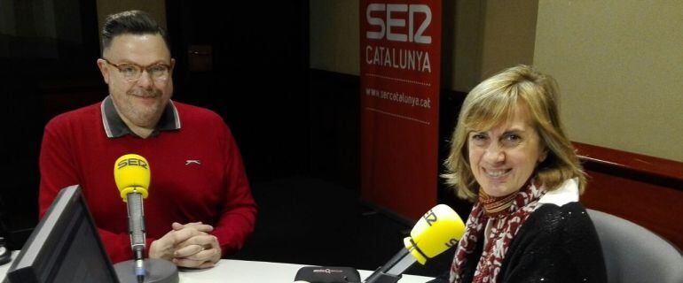 Miqui Puig, frente a Gemma Nierga en los estudios de Ràdio Barcelona.