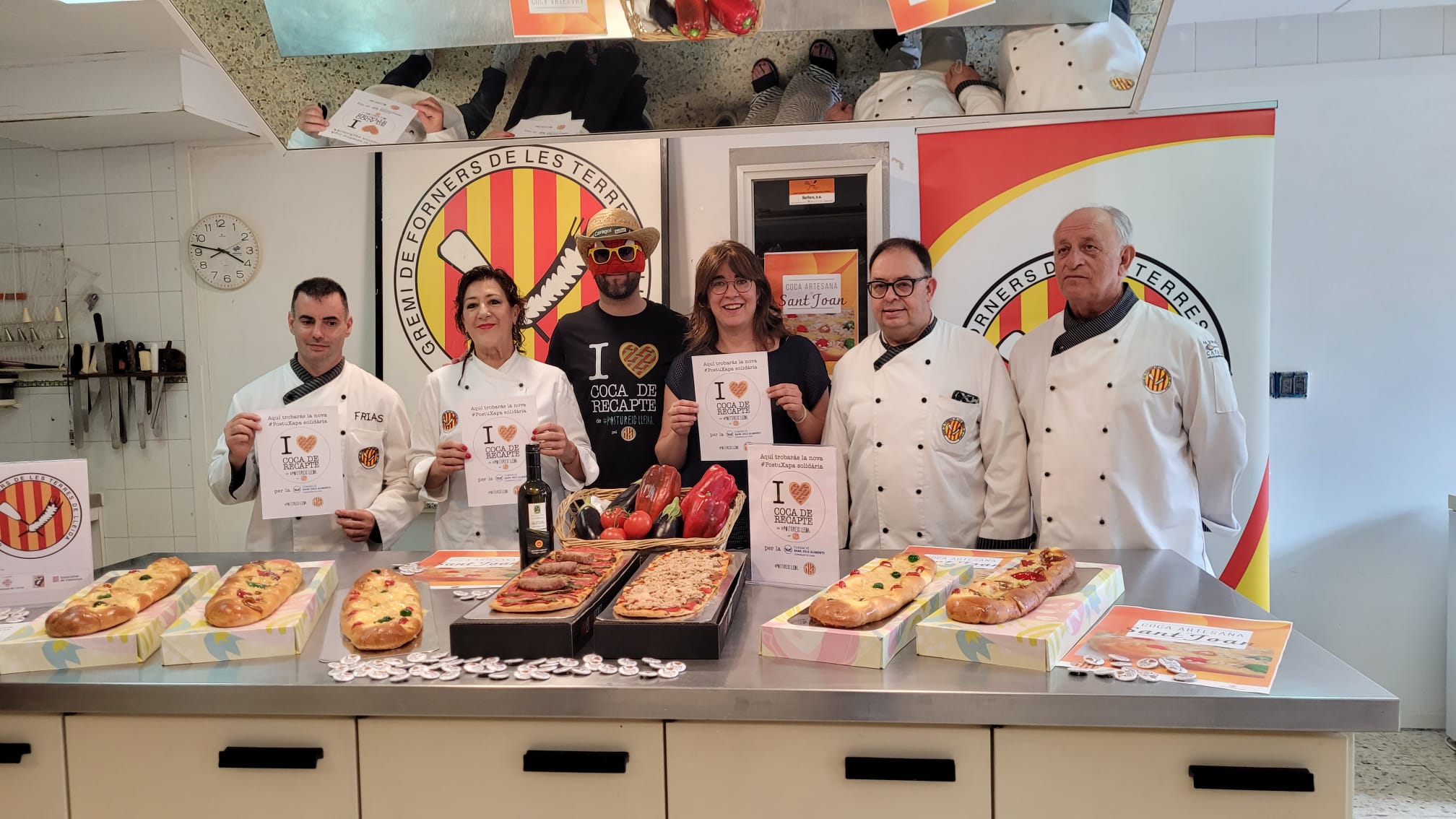 La presentació de la campanya solidària amb el senyor Postu, la directora del Banc dels Aliments i el Gremi de forners s&#039;ha fet a la seu d&#039;aquesta darrera entitat. Foto: Gremi de Forners de Lleida.