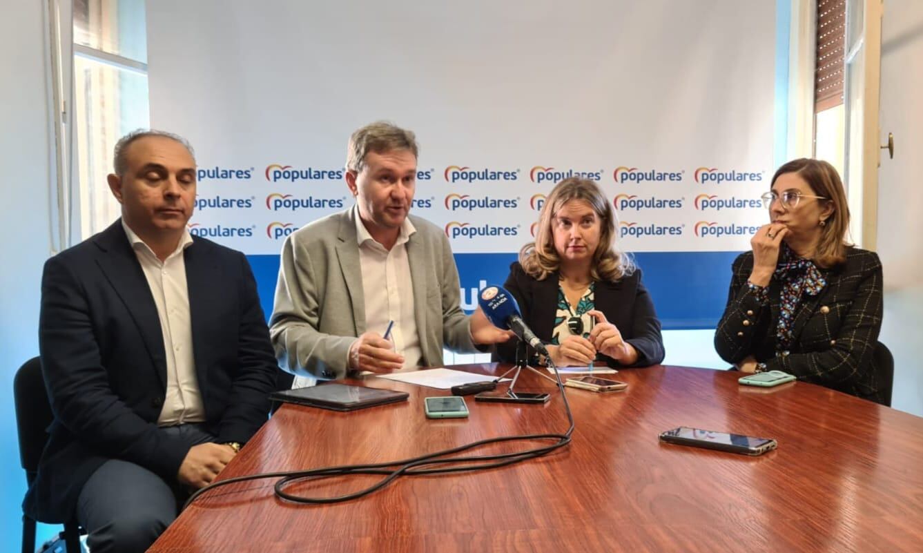 Los senadores del PP por Burgos Javier Lacalle y Cristina Ayala, en el centro, acompañados del procurador popular en las Cortes de Castilla y León, Emilio Berzosa y la presidenta comarcal del PP, Raquel González