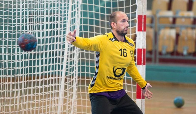 Mijuskovic durante un calentamiento pre partido