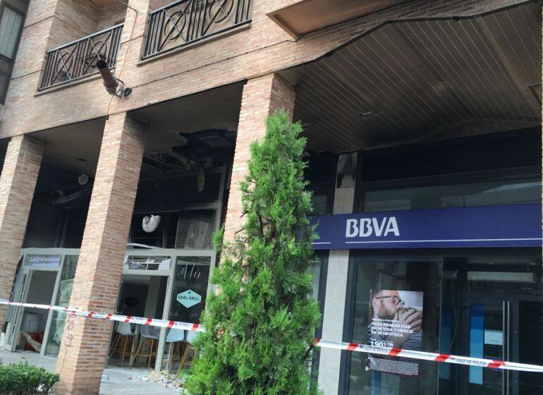 Imagen de la entidad bancaria que ha resultado afectada tras la explosión de gas propano en la Avenida Primero de Julio.