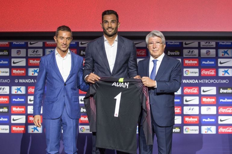 Cerezo y Adán en la presentación del guardameta con el Atleti