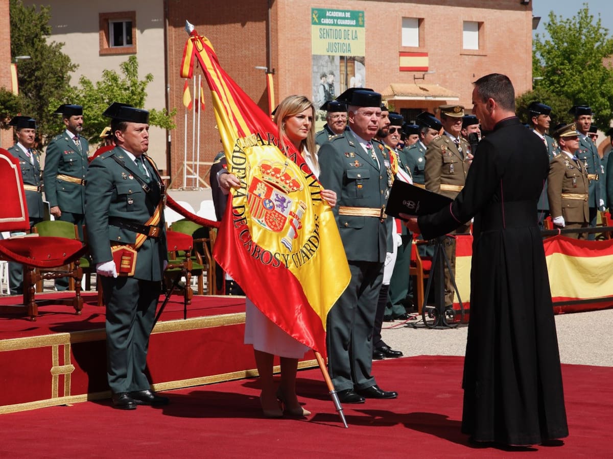 Baeza dona la Bandera Nacional a la Academia de la Guardia Civil