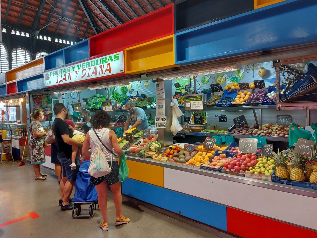 Puesto de frutas y verduras en el Mercado de Atarazanas.