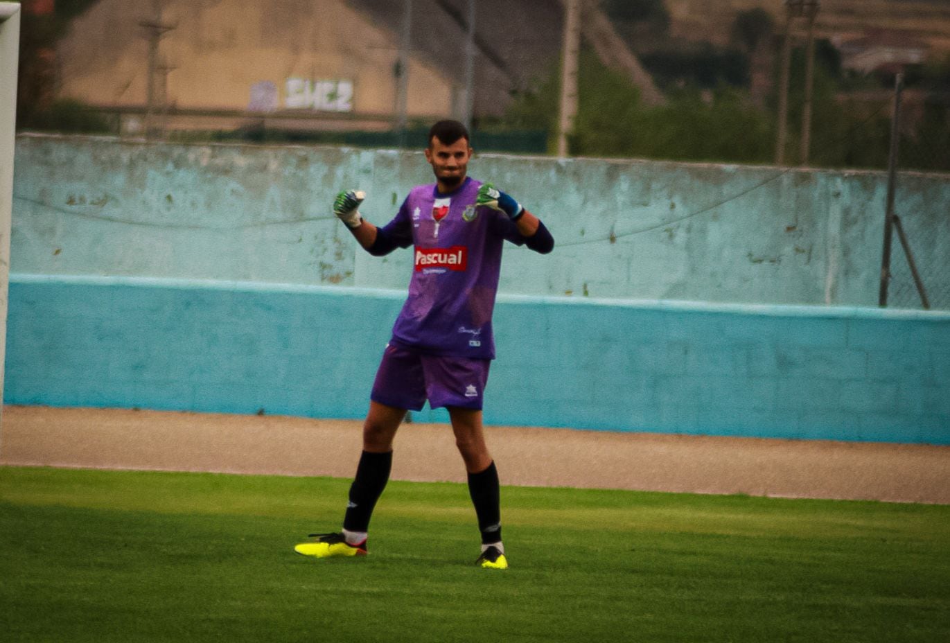 El portero cántabro de la Arandina, Jara, celebra sus dos paradas en el penalti que mandó repetir el colegiado Oliveira Dios