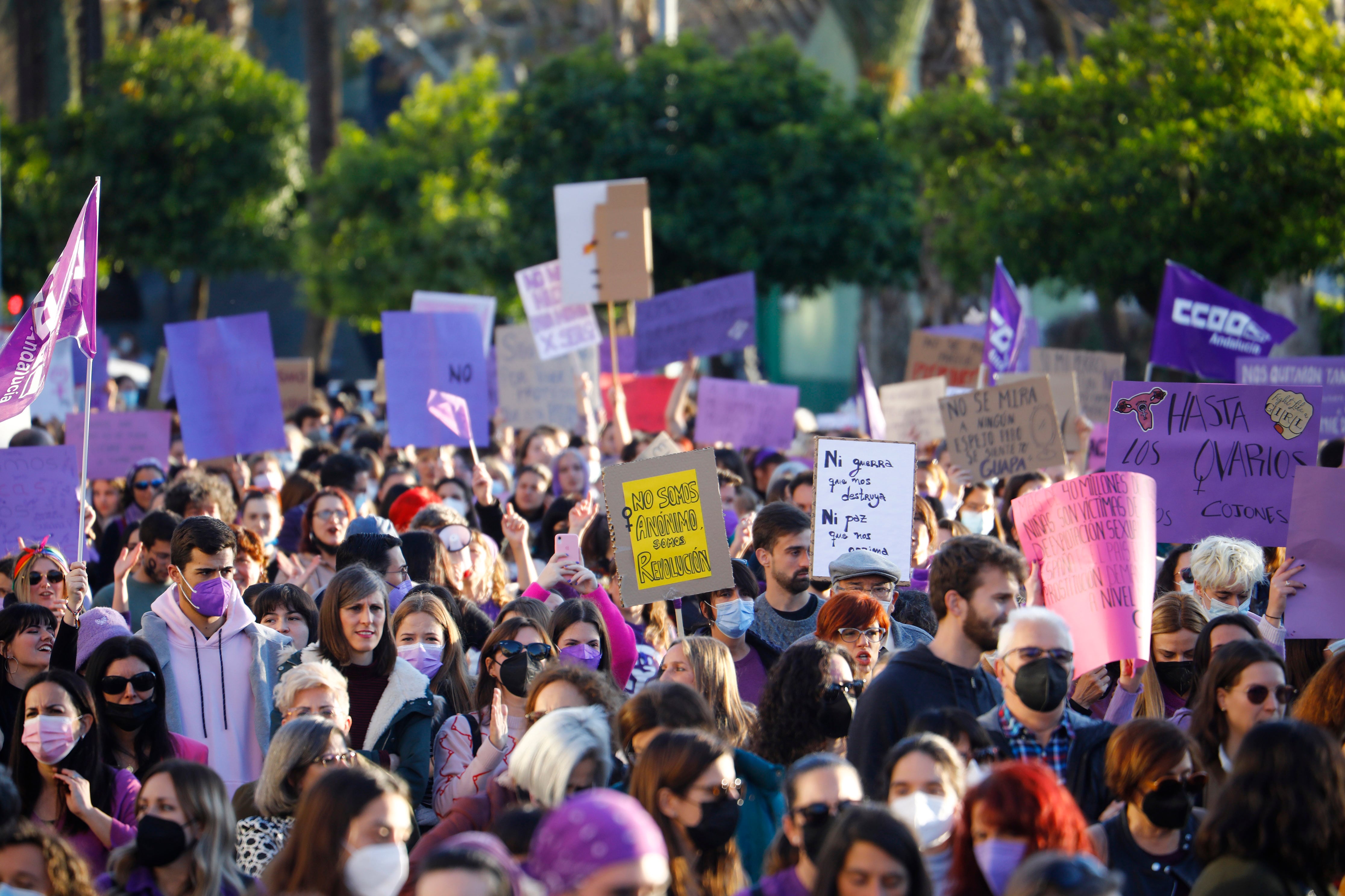 Cientos de personas participan en la marcha con motivo del Día Internacional de la Mujer en Córdoba en 2023.