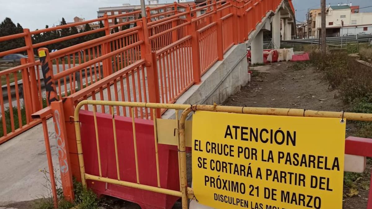 En Pinedo: 16 familias obligadas a coger el coche o un autobús que pasa cada 40 minutos para hacer un trayecto de cinco minutos