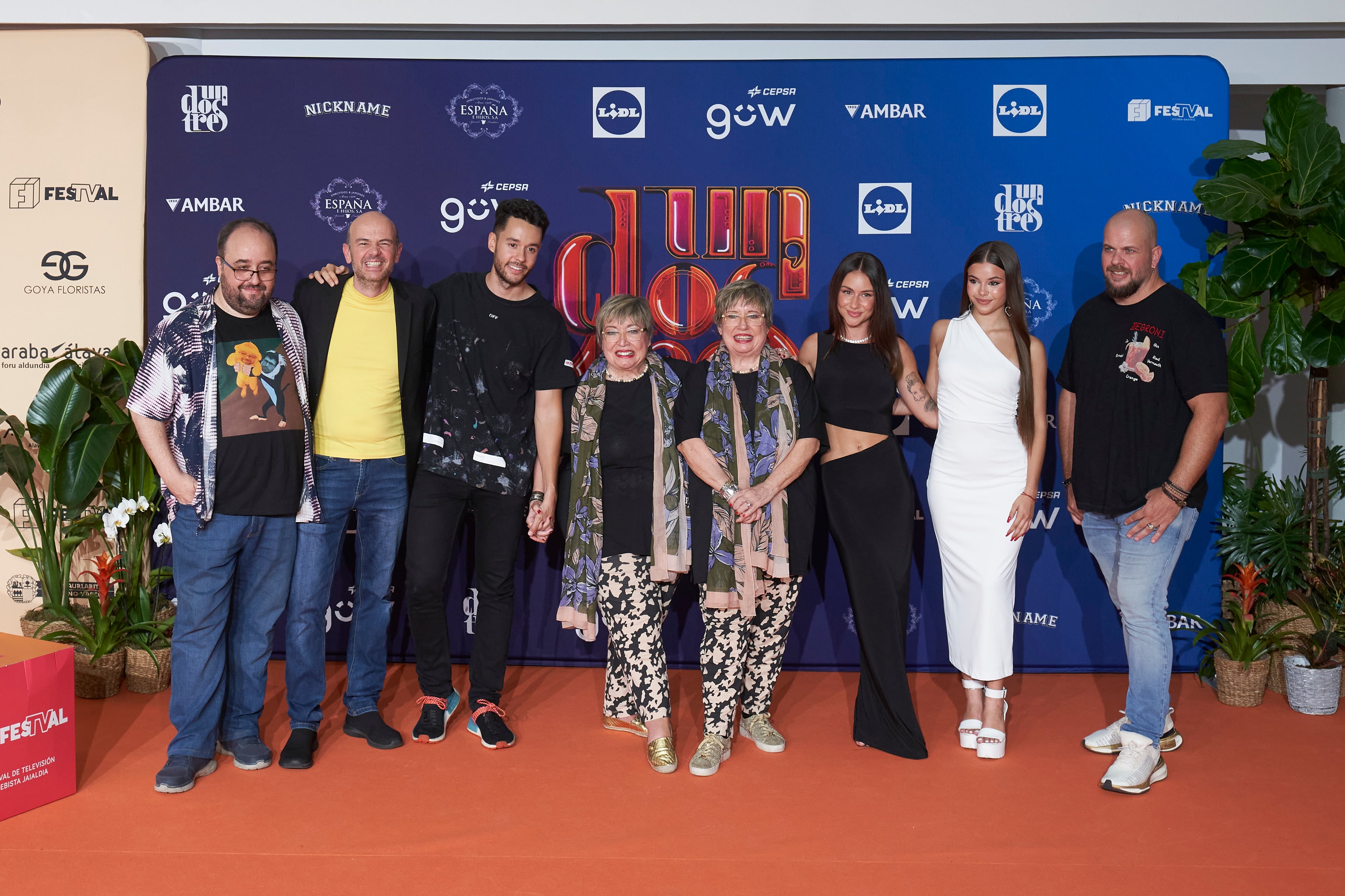 Las históricas del programa un dos tres, las hermanas, Teresa y Fernanda Hurtado (c) junto a los nuevos protagonistas, en la presentación en el festival de televisión y radio de Vitoria-Gasteiz