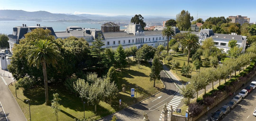 Vista aérea del Hospital Santa Clotilde de Santander.