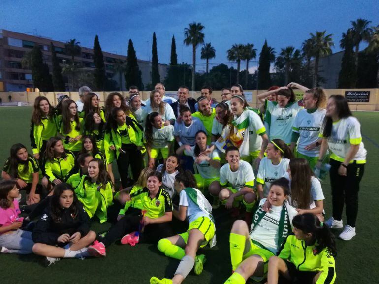 El Elche C.F. Femenino celebra su ascenso tras empatar en Valencia
