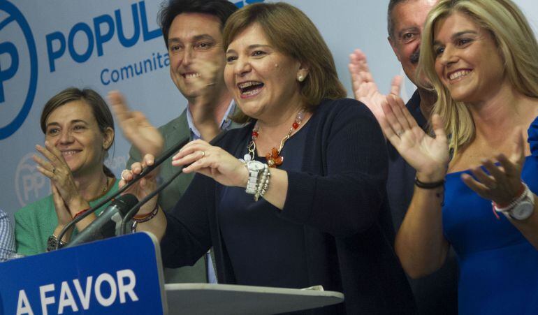 La secretaria general del PPCV, Isabel Bonig (c), muestra su alegría tras aumentar dos diputados con respecto a las anteriores elecciones, con lo que el partido ha ganado sus vigésimo cuartaselecciones consecutivas en la Comunitat Valenciana.