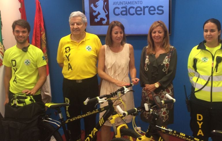 Presentación en el Ayuntamiento de Cáceres de la unidad DYA de asistencia en bicicleta