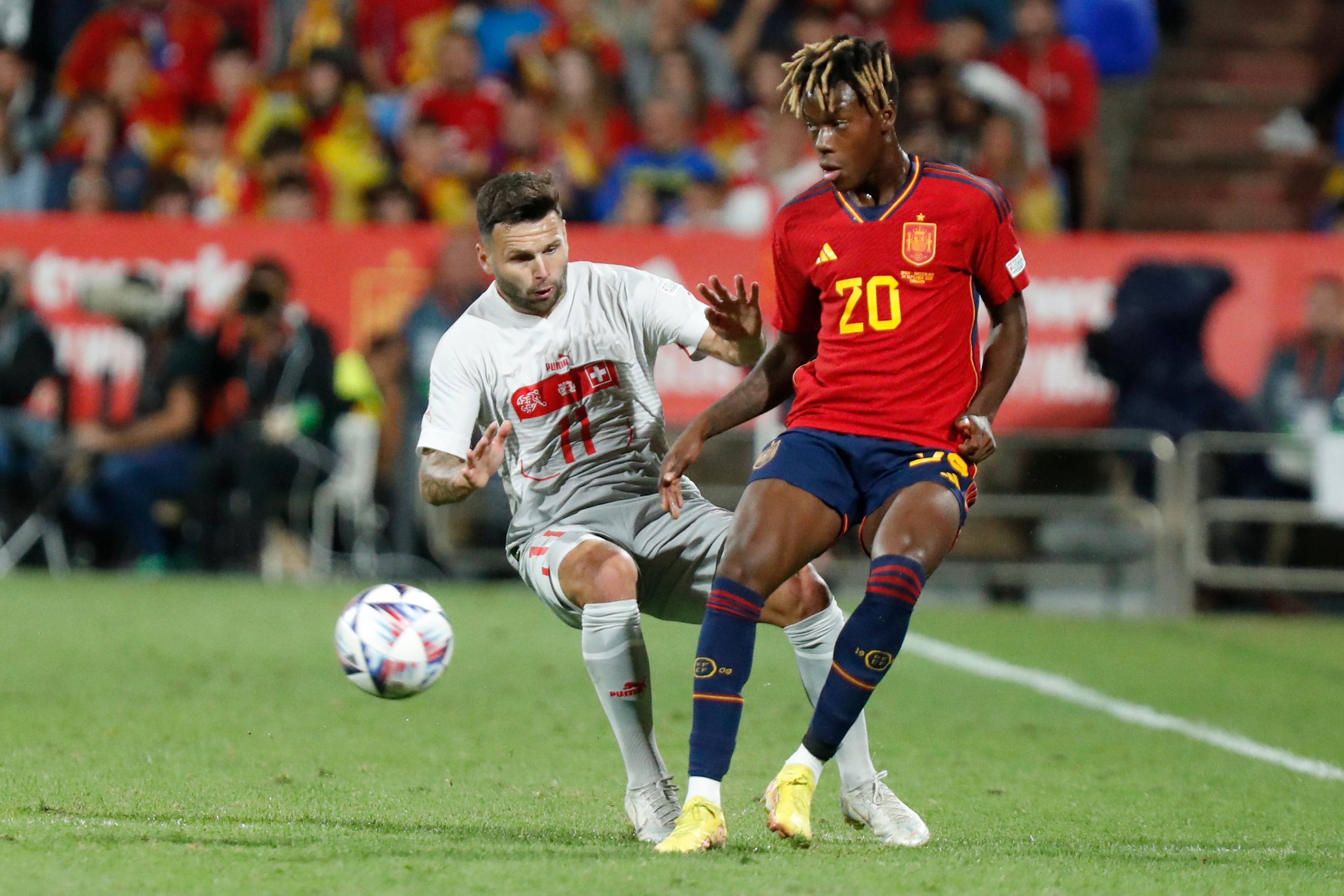 Nico Williams juega un balón ante Renato Steffen, de Suiza, durante el partido de la Liga de Naciones que España y Suiza disputaron este sábado en el estadio de La Romareda