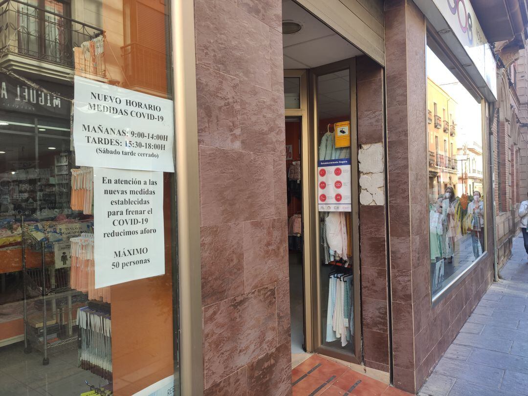 Fachada establecimiento comercial en Linares.