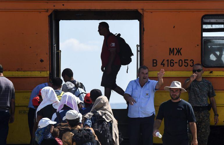 Inmigrantes se disponer a subir a un tren en Gevgelija (Macedonia) hoy 25 de agosto de 2015. 