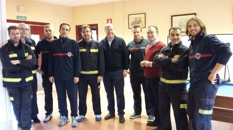 Silván ha visitado a los bomberos que están de guardia estas Navidades