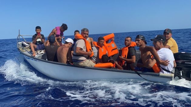 La embarcación con 14 migrantes rescatados por el barco Astral esta tarde.