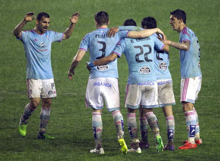 Los jugadores del Celta celebran el gol de Charles en el CIutat de Valencia.