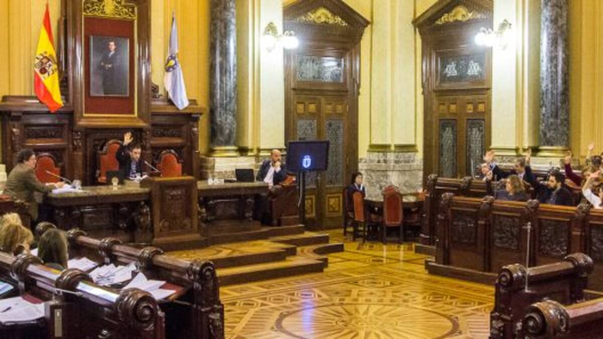El pleno de A Coruña condena el franquismo con ausencia del PP
