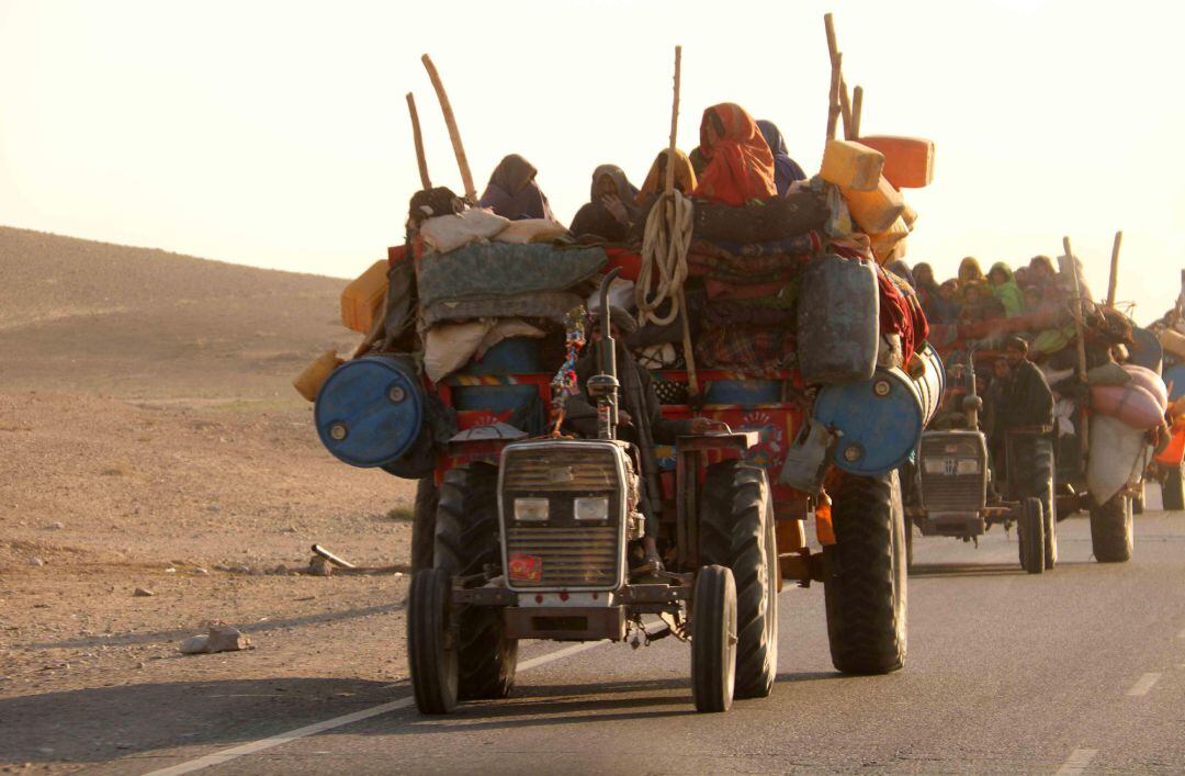 Familias huyen de sus hogares y viajan por la autopista Kandahar-Kabul.