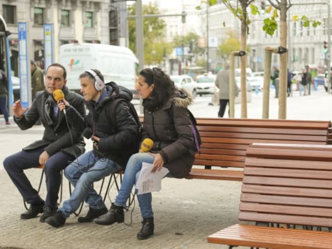 José Manuel Calvo sentado en uno de los nuevos bancos de la Gran Vía de Madrid