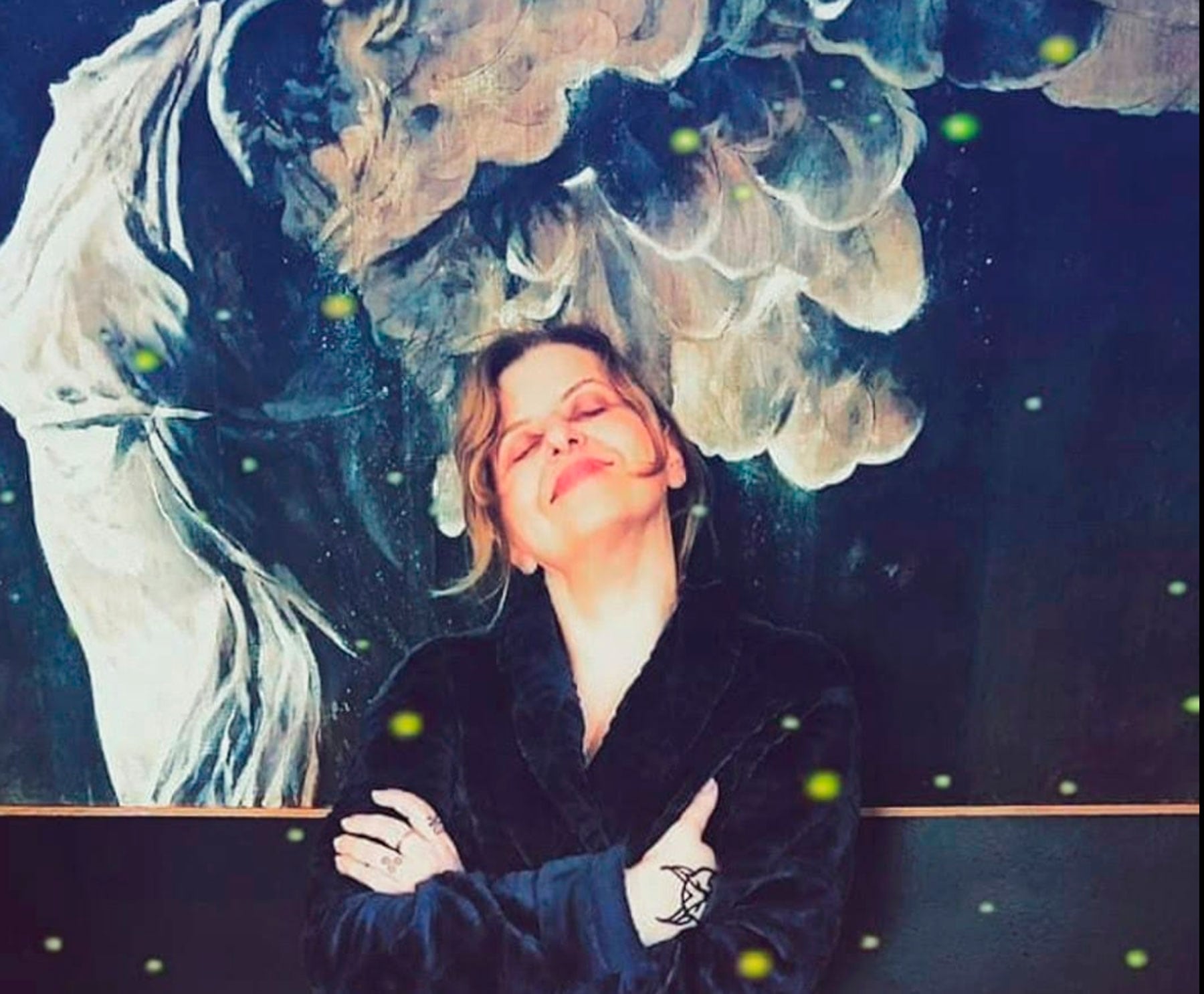 Luisa Fuster, just davant d'una de les seues obres, La Victòria