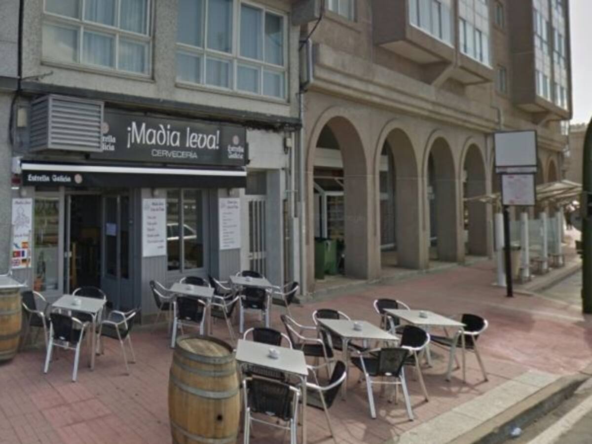 Una mujer, herida al caerle encima un cascote la terraza de una cafetería