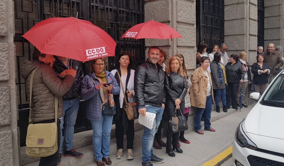 Concentración de funcionarios de Justicia del ámbito no transferido a las puertas del Palacio de Justicia