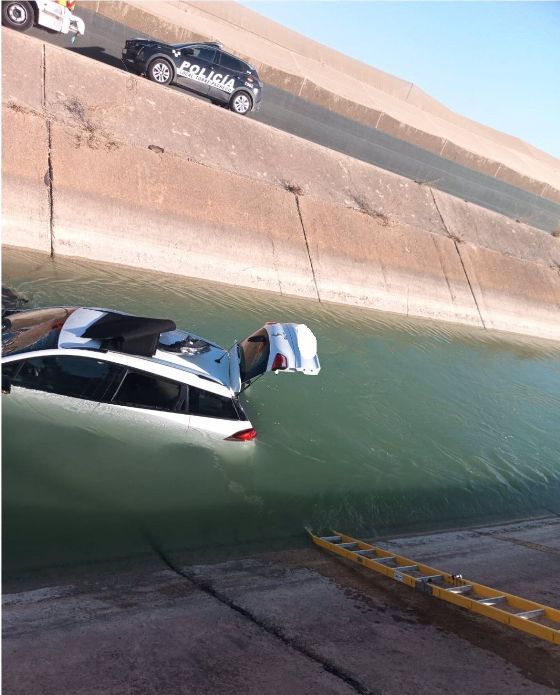 Un coche con cinco ocupantes cae al canal del trasvase Tajo-Segura